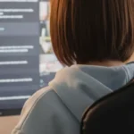 生配信してる女性